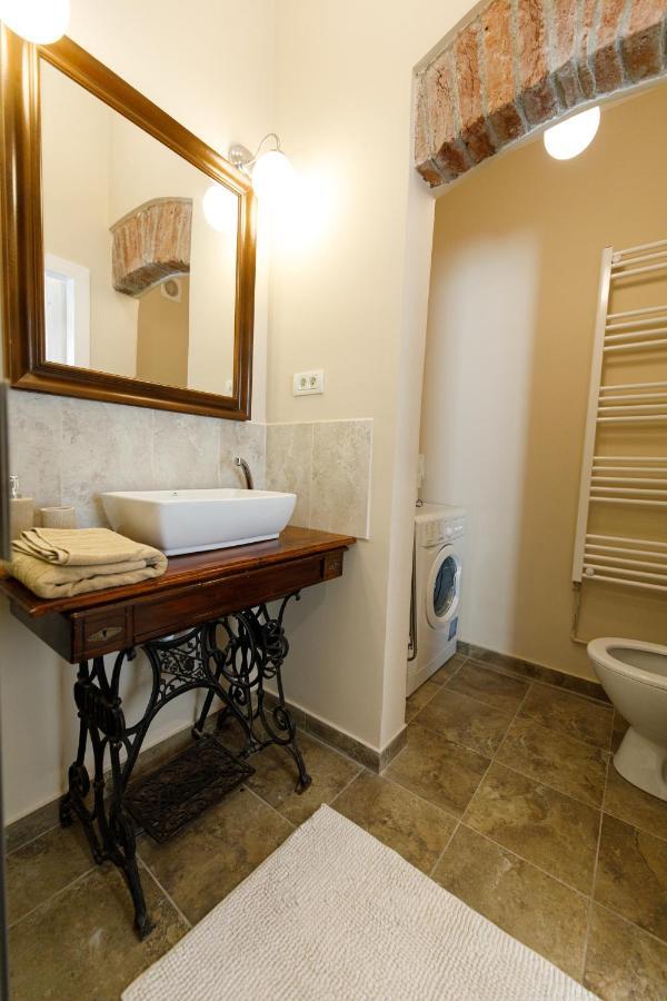 Stylish Flat In The Heart Of Historical Center Appartement Timişoara Buitenkant foto